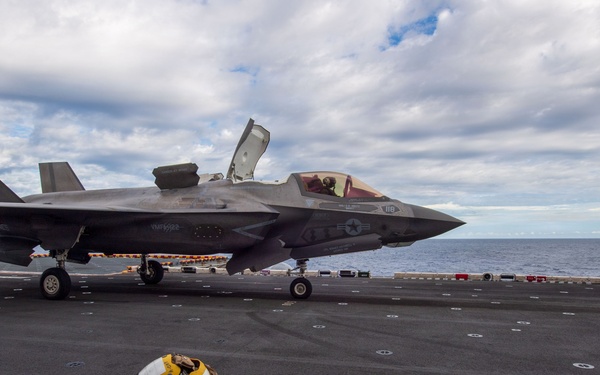 USS Boxer, 11th MEU Conduct Flight Operations