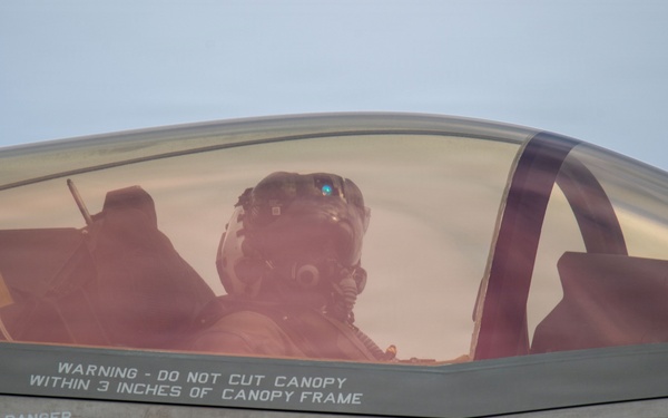 USS Boxer, 11th MEU Conduct Flight Operations