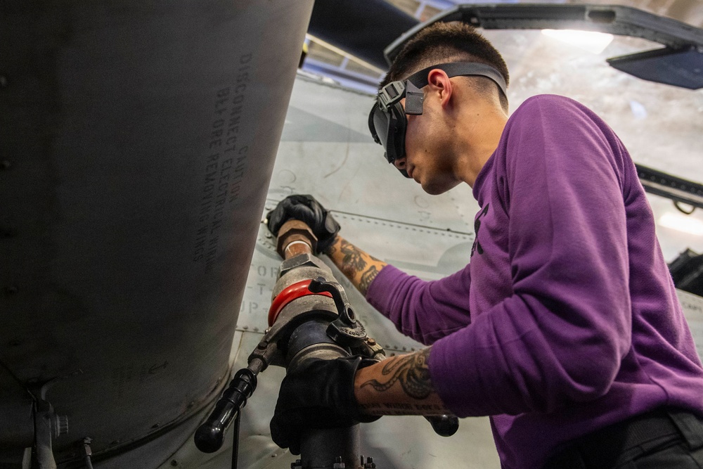 Boxer Sailor Refuels 11th MEU Aircraft