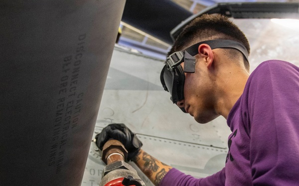 Boxer Sailor Refuels 11th MEU Aircraft