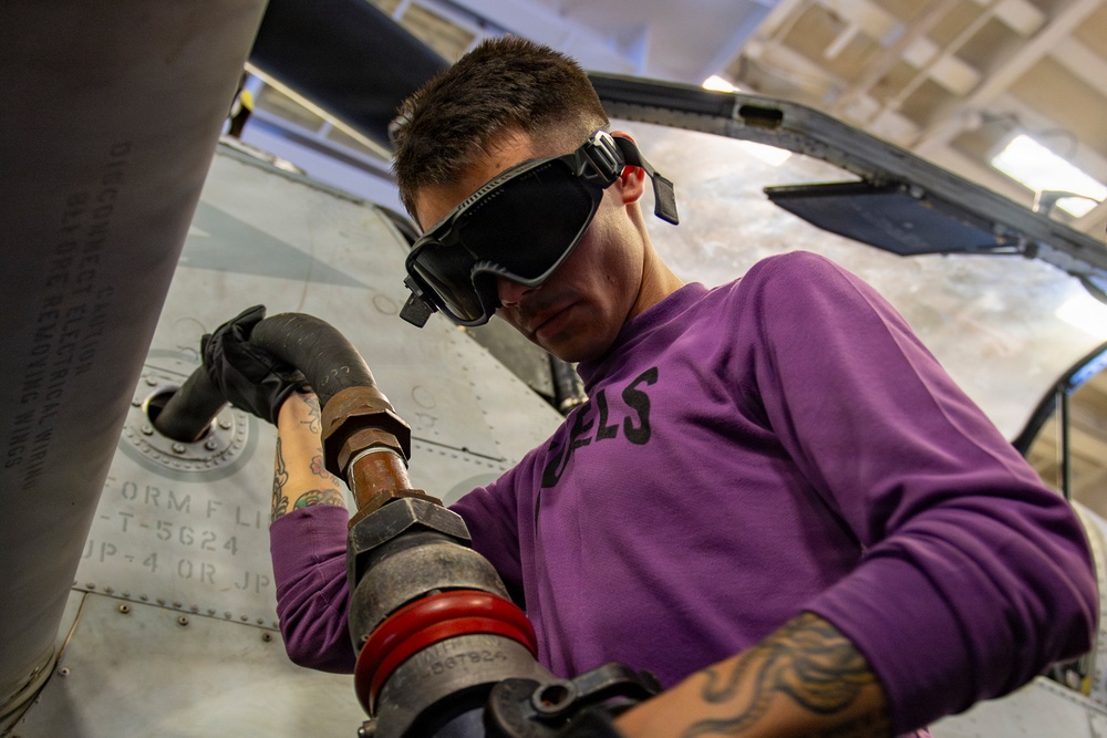 Boxer Sailor Refuels 11th MEU Aircraft