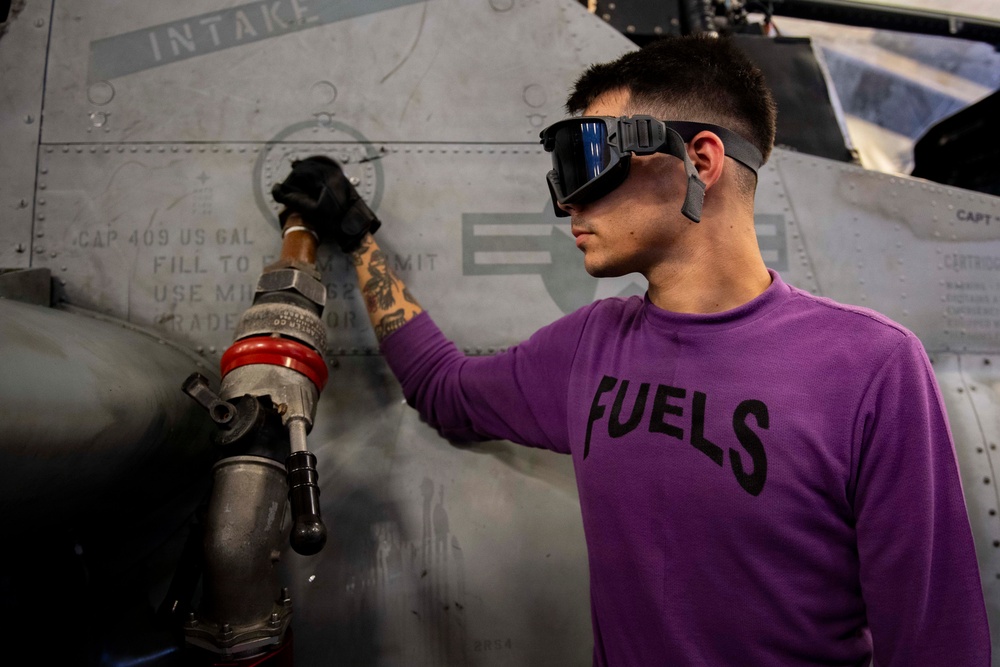 Boxer Sailor Refuels 11th MEU Aircraft