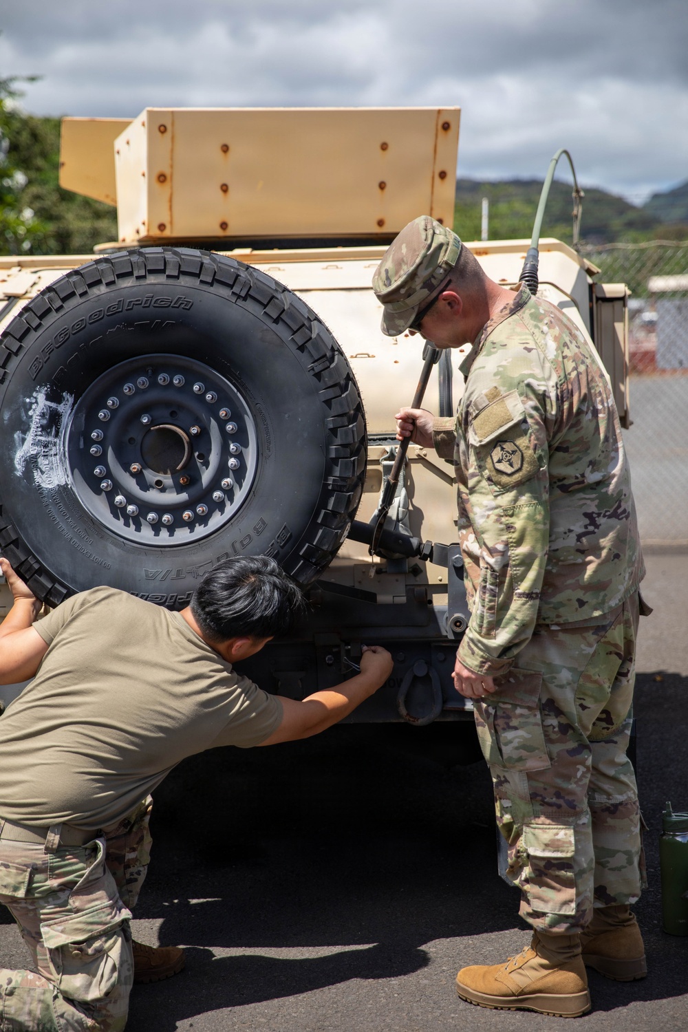 U.S. Army Reserve Soldiers from the 364th Expeditionary Sustainment Command Perform Equipment Pickup for RIMPAC 2026