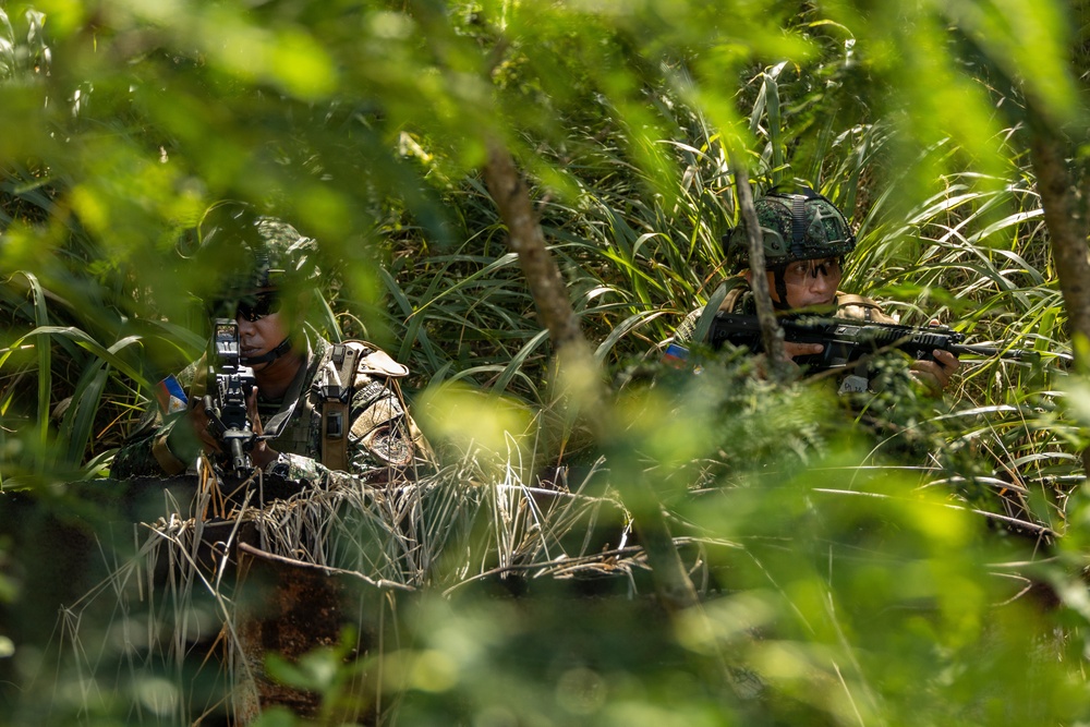 Service members conduct urban operations training during RIMPAC