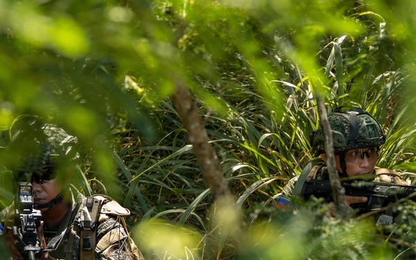 Service members conduct urban operations training during RIMPAC
