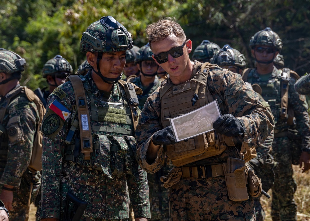 Service members conduct urban operations training during RIMPAC