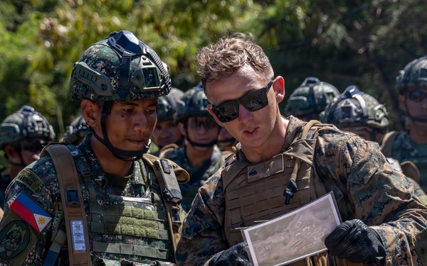 Service members conduct urban operations training during RIMPAC