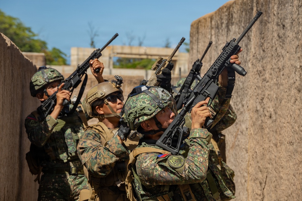 Service members conduct urban operations training during RIMPAC