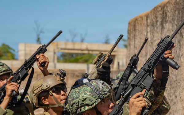 Service members conduct urban operations training during RIMPAC