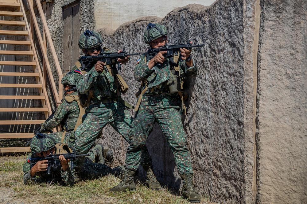 Service members conduct urban operations training during RIMPAC