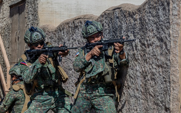 Service members conduct urban operations training during RIMPAC