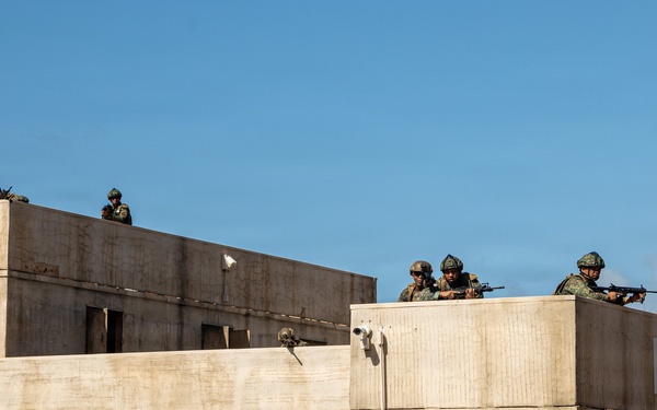 Service members conduct urban operations training during RIMPAC