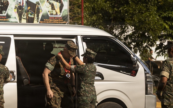 Marine Rotational Force-Southeast Asia Marines meet with 3rd Marine Brigade