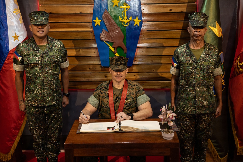 Marine Rotational Force-Southeast Asia Marines meet with 3rd Marine Brigade
