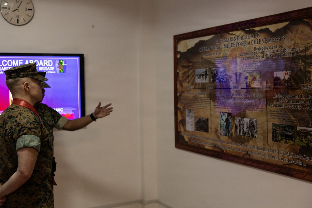 Marine Rotational Force-Southeast Asia Marines meet with 3rd Marine Brigade