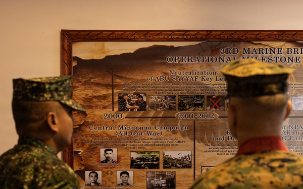 Marine Rotational Force-Southeast Asia Marines meet with 3rd Marine Brigade