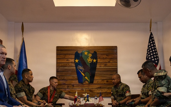 Marine Rotational Force-Southeast Asia Marines meet with 3rd Marine Brigade