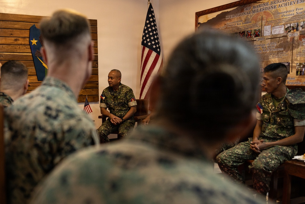 Marine Rotational Force-Southeast Asia Marines meet with 3rd Marine Brigade