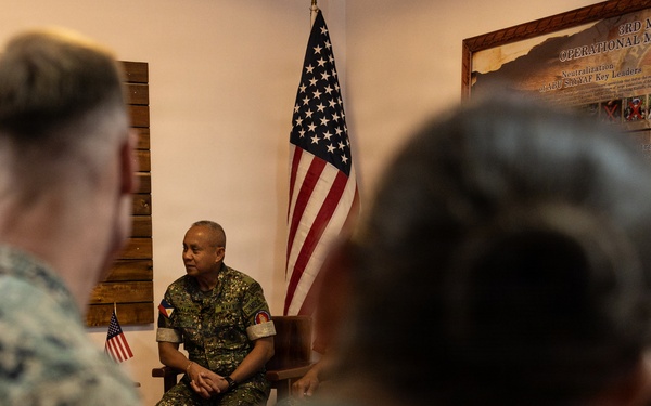 Marine Rotational Force-Southeast Asia Marines meet with 3rd Marine Brigade