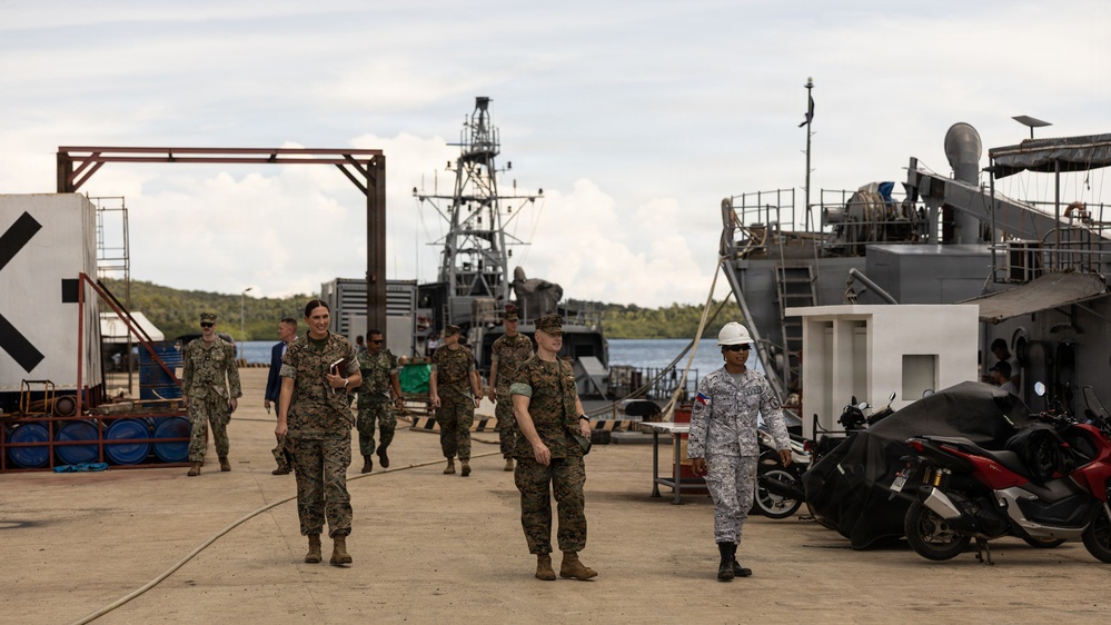 Marine Rotational Force-Southeast Asia Marines meet with 3rd Marine Brigade