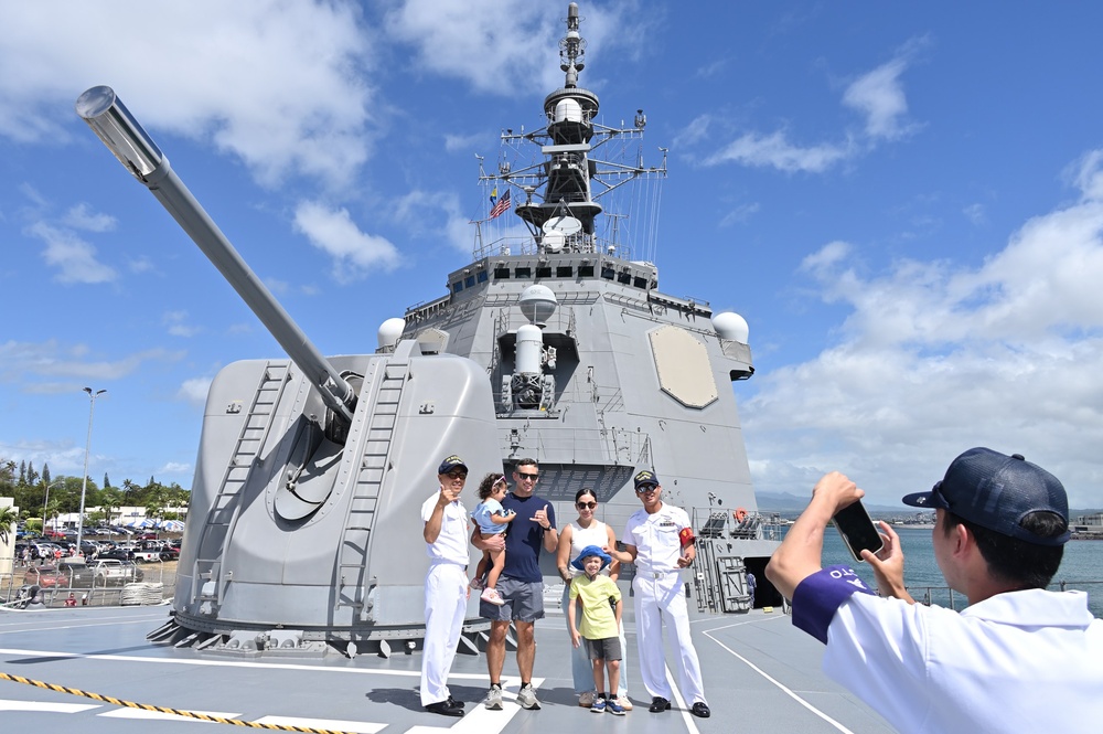 JS Kongo participate in open ship day