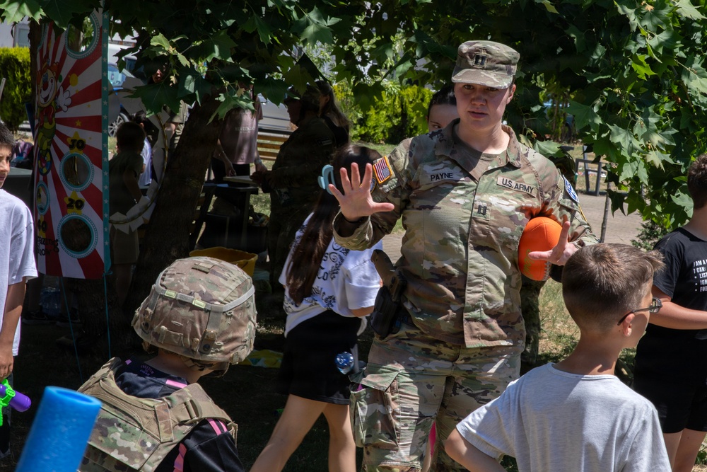 KFOR Soldiers engage with local students during Kamenicë/ Kosovska Kamenica community day