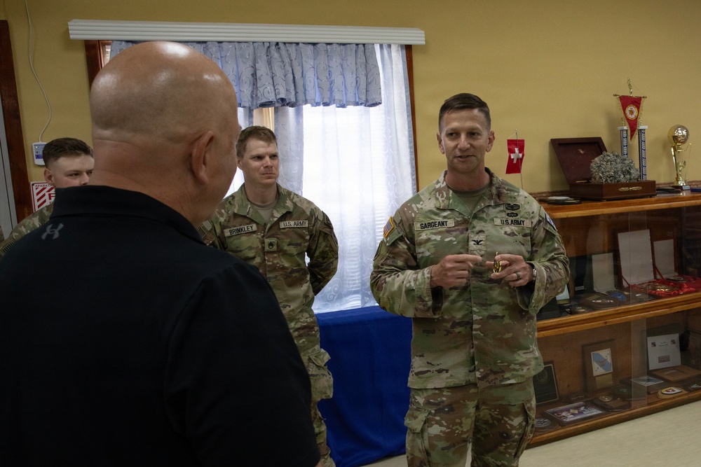 Senior advisor to SECWAR visits KFOR Regional Command East Soldiers