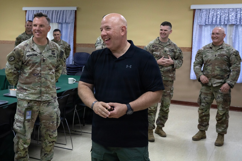 Senior advisor to SECWAR visits KFOR Regional Command East Soldiers