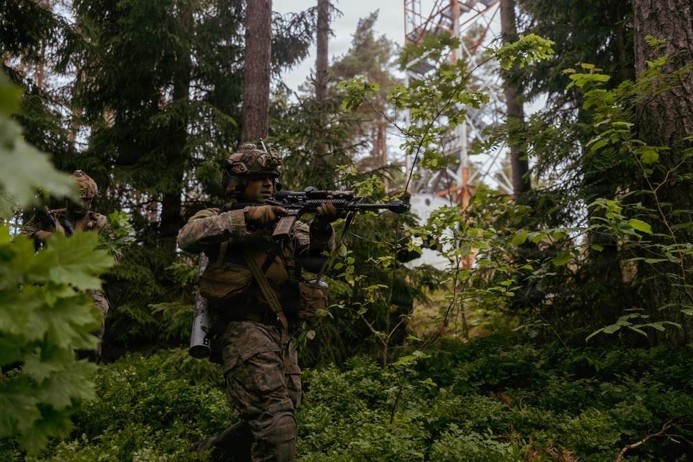 U.S. Force Recon Marines sharpen amphibious raid skills in Estonia