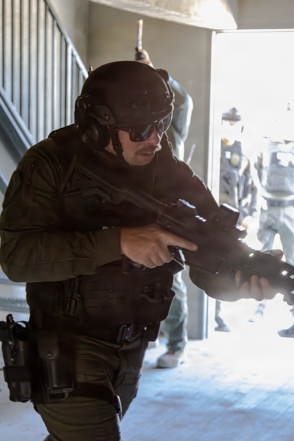 Barstow Police Department officers and MCLB Barstow Special Response Team members conduct hostage response training
