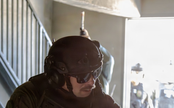 Barstow Police Department officers and MCLB Barstow Special Response Team members conduct hostage response training