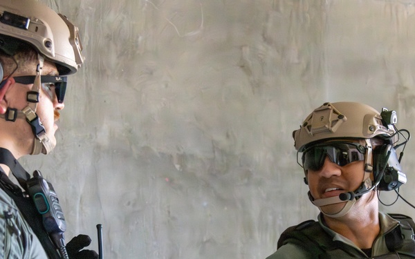 Barstow Police Department officers and MCLB Barstow Special Response Team members conduct hostage response training