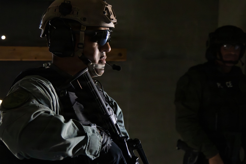 Barstow Police Department officers and MCLB Barstow Special Response Team members conduct hostage response training