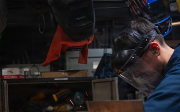 Hull Technicians Aboard USS Boxer Perform Welding, Grinding