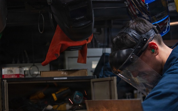 Hull Technicians Aboard USS Boxer Perform Welding, Grinding