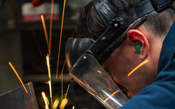 Hull Technicians Aboard USS Boxer Perform Welding, Grinding