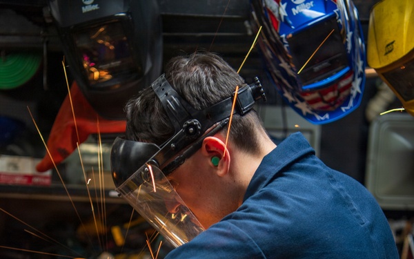 Hull Technicians Aboard USS Boxer Perform Welding, Grinding