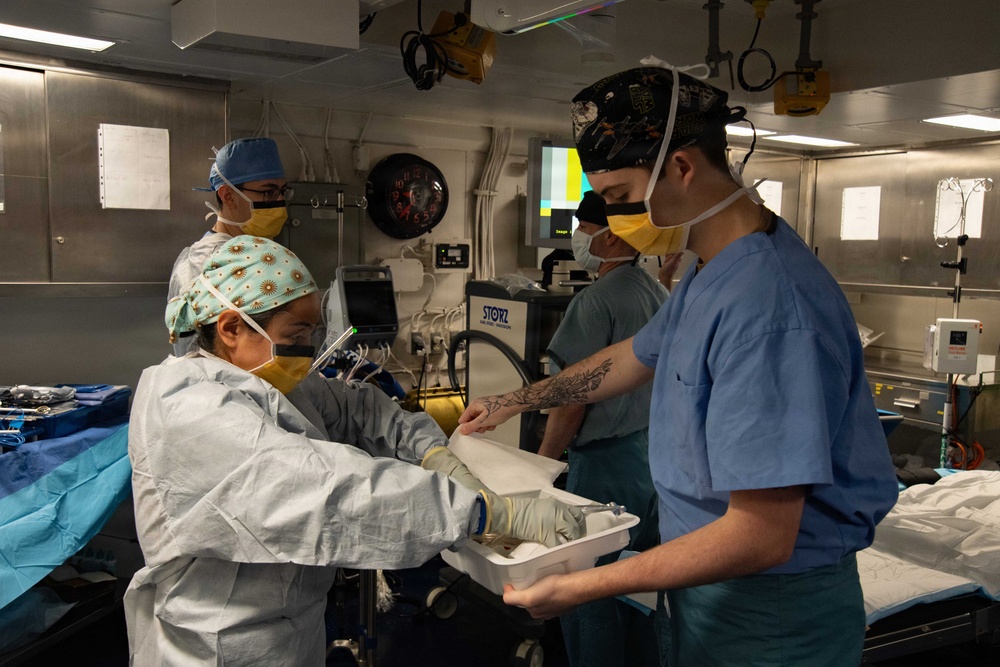 Boxer, FST 3 Sailors Perform Laparoscopic Surgery