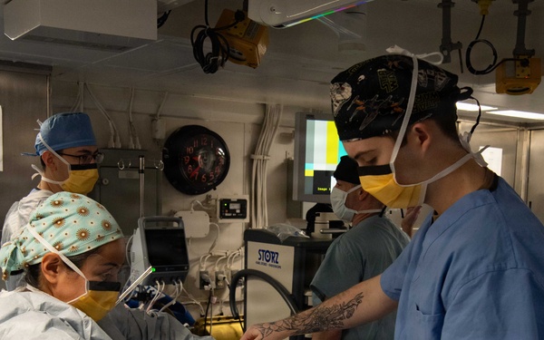 Boxer, FST 3 Sailors Perform Laparoscopic Surgery