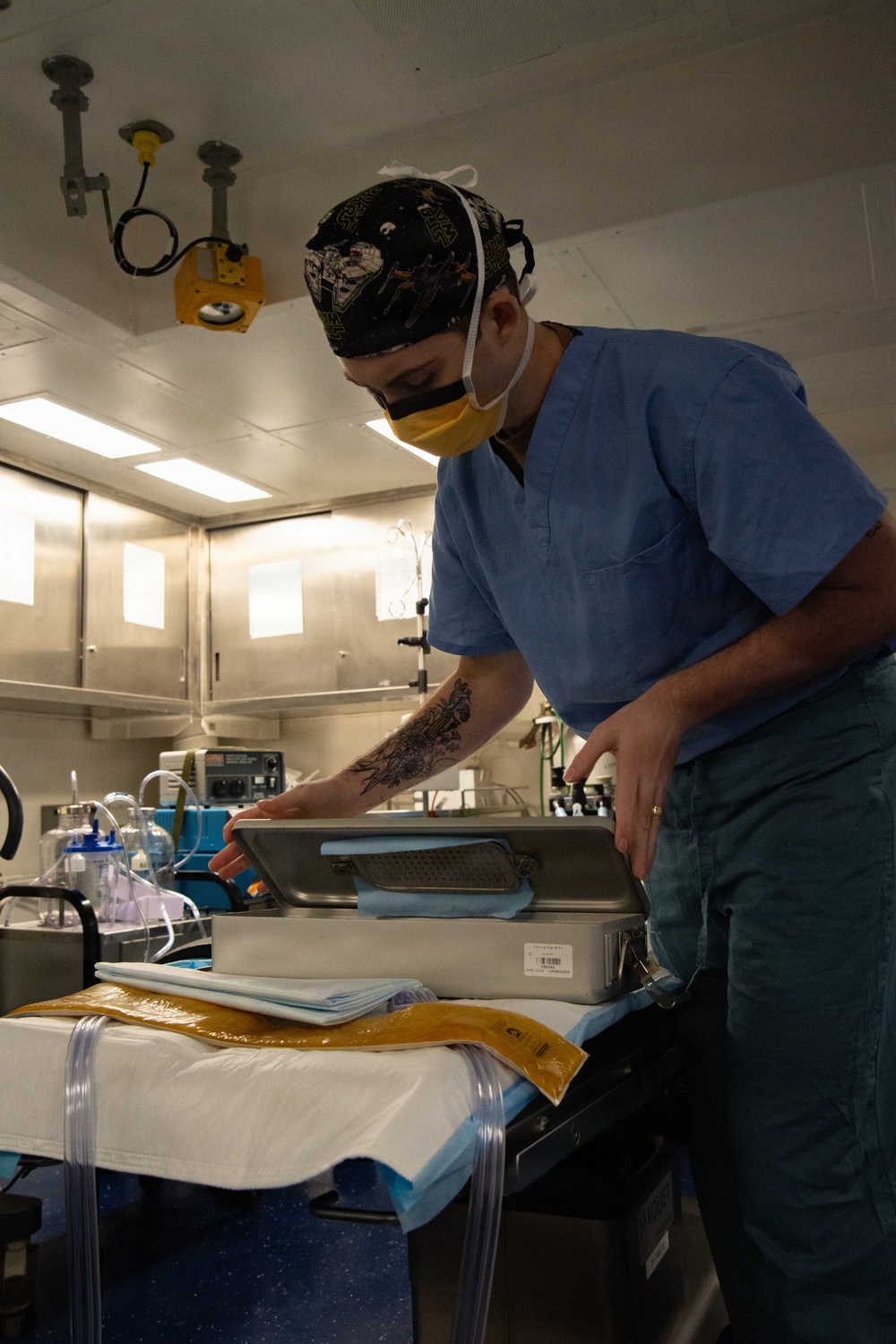 Boxer, FST 3 Sailors Perform Laparoscopic Surgery