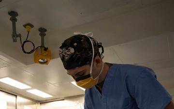 Boxer, FST 3 Sailors Perform Laparoscopic Surgery