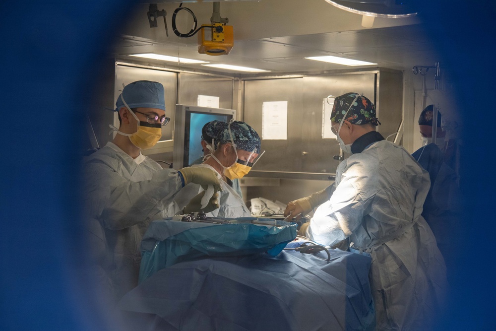 Boxer, FST 3 Sailors Perform Laparoscopic Surgery