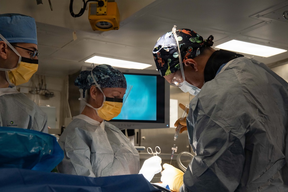 Boxer, FST 3 Sailors Perform Laparoscopic Surgery