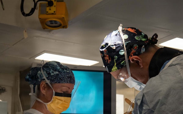 Boxer, FST 3 Sailors Perform Laparoscopic Surgery