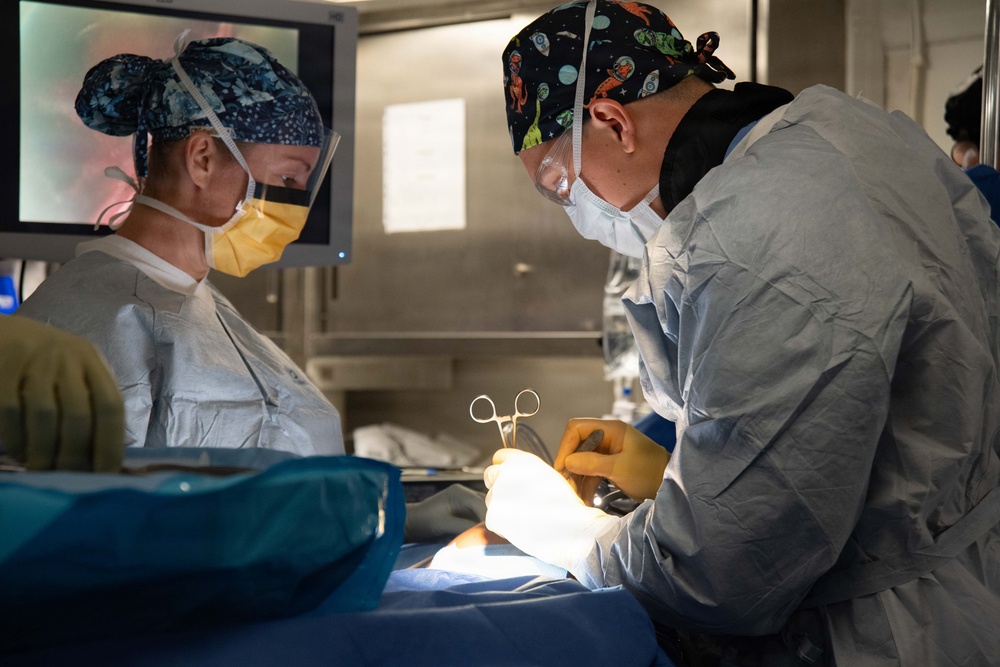 Boxer, FST 3 Sailors Perform Laparoscopic Surgery