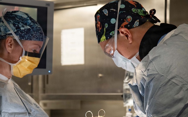 Boxer, FST 3 Sailors Perform Laparoscopic Surgery
