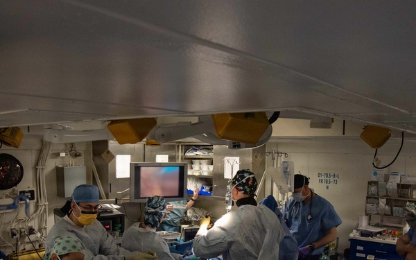 Boxer, FST 3 Sailors Perform Laparoscopic Surgery