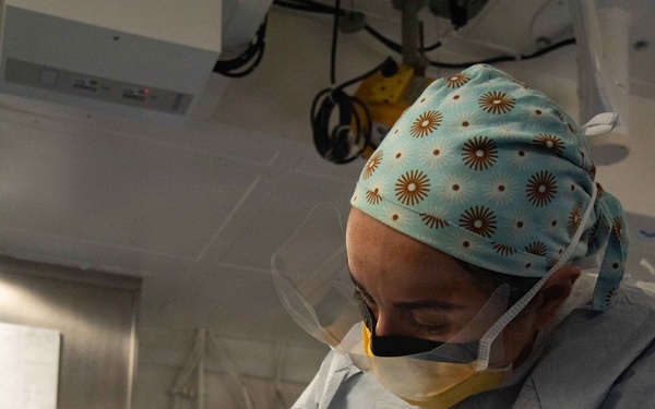 Boxer, FST 3 Sailors Perform Laparoscopic Surgery
