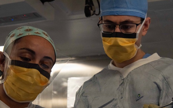 Boxer, FST 3 Sailors Perform Laparoscopic Surgery