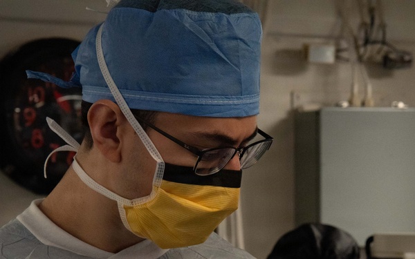 Boxer, FST 3 Sailors Perform Laparoscopic Surgery